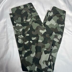Athleta Lightning 7/8 Tight Leggings Green Camo Small Pockets NWOT Zip